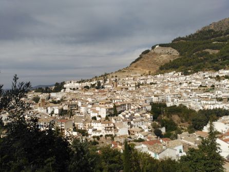 El municipio a los pies de la montaña se distribuye en atractivas calles y callejuelas El municipio a los pies de la montaña se distribuye en atractivas calles y callejuelas