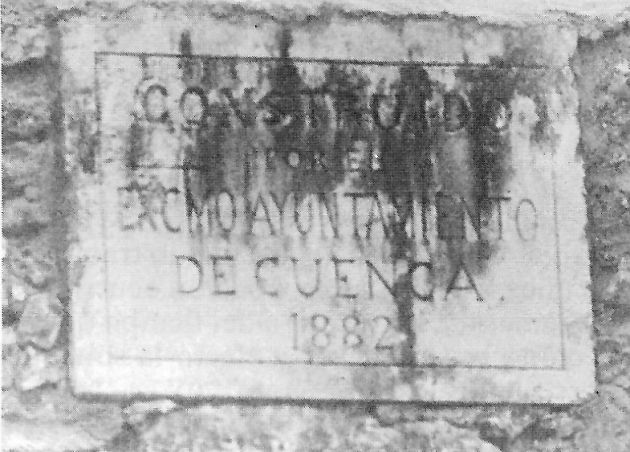 Placa sobre el puente. Placa sobre el puente.