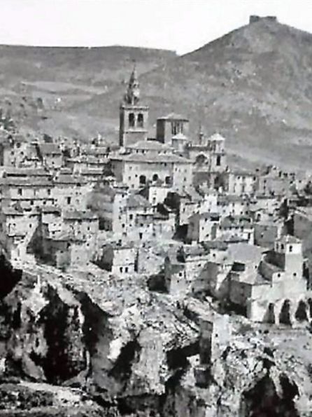 Vista de Cuenca hacia 1890, con la ermita del Socorro en el cerro del mismo nombre. Vista de Cuenca hacia 1890, con la ermita del Socorro en el cerro del mismo nombre.
