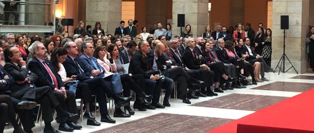 La candidata del PP, Isabel Díaz Ayuso en la primera fila - la cuarta persona por la derecha- durante la entrega de premios con motivo del día de la mujer La candidata del PP, Isabel Díaz Ayuso en la primera fila - la cuarta persona por la derecha- durante la entrega de premios con motivo del día de la mujer