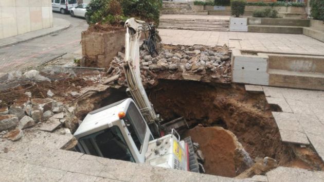 Excavadora hundida hace varias semanas en las obras de la plaza del Concejo. Excavadora hundida hace varias semanas en las obras de la plaza del Concejo.