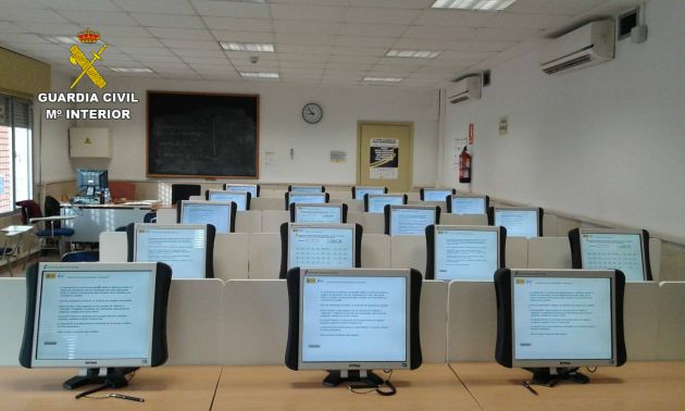 La Guardia Civil de Guadalajara denuncia a 7 personas por usurpación de identidad en los exámenes del permiso de conducir: 7 denunciados en Guadalajara por hacer trampas en el examen de conducir La Guardia Civil de Guadalajara denuncia a 7 personas por usurpación de identidad en los exámenes del permiso de conducir: 7 denunciados en Guadalajara por hacer trampas en el examen de conducir