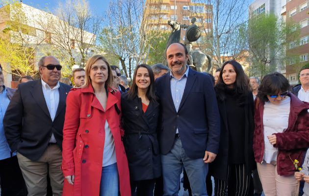 Inés Arrimadas (c), junto a la candidata de Cs a la presidencia de Castilla-La Mancha, Carmen Picazo (i) y el portavoz de la formación en Ciudad Real, Francisco Fernández-Bravo (d) Inés Arrimadas (c), junto a la candidata de Cs a la presidencia de Castilla-La Mancha, Carmen Picazo (i) y el portavoz de la formación en Ciudad Real, Francisco Fernández-Bravo (d)