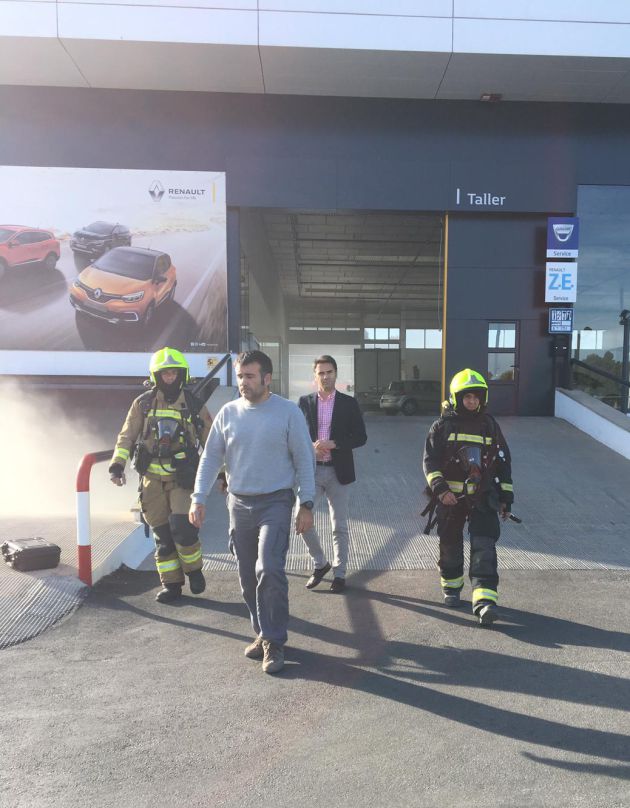 Bomberos abandonan la nave incendiada junto con varios trabajadores Bomberos abandonan la nave incendiada junto con varios trabajadores