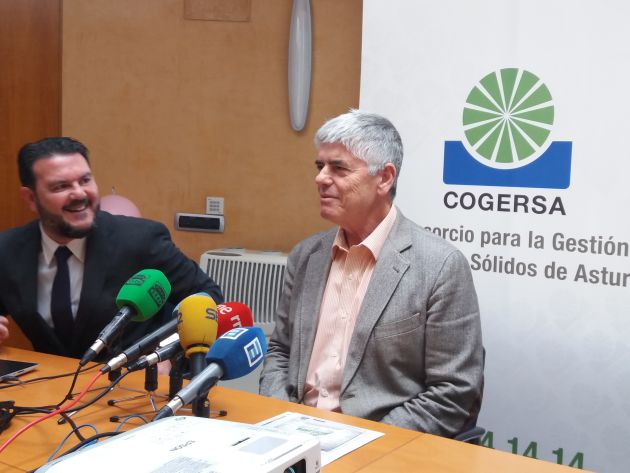 Germán Fernández, de Ecovidrio (izq.) y Santiago Fernández (Cogersa) durante la presentación de los datos de recogida de vidrio Germán Fernández, de Ecovidrio (izq.) y Santiago Fernández (Cogersa) durante la presentación de los datos de recogida de vidrio
