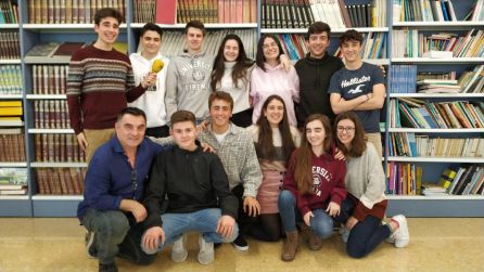 Los alumnos de 2º de Bachiller del instituto Azkorri de Getxo y su profesor, Jon Elordui. Los alumnos de 2º de Bachiller del instituto Azkorri de Getxo y su profesor, Jon Elordui.