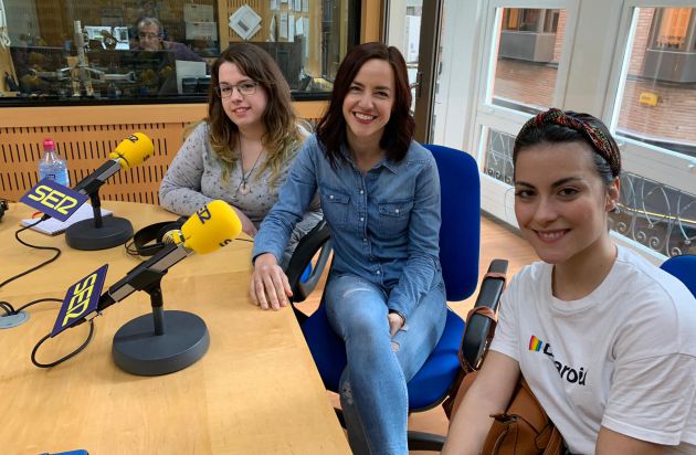 Anna Gil Wittke acompañada de dos de sus alumnas Anna Gil Wittke acompañada de dos de sus alumnas