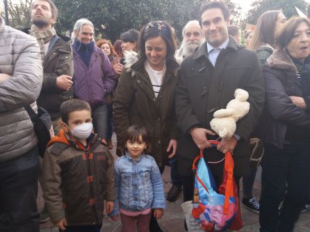Gente de todas las edades acudieron a la convocatoria del movimiento juvenil internacional contra el cambio climático en Asturias. La concentración se llevó a cabo en la plaza de la Escandalera de Oviedo Gente de todas las edades acudieron a la convocatoria del movimiento juvenil internacional contra el cambio climático en Asturias. La concentración se llevó a cabo en la plaza de la Escandalera de Oviedo