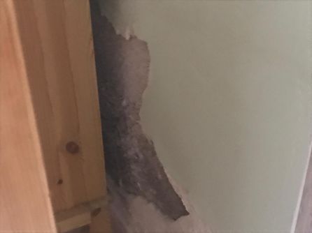 Una vecina muestra una pared del interior de su vivienda Una vecina muestra una pared del interior de su vivienda
