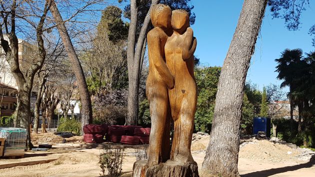 Homenaje a los músicos de Guadalajara a través de un violonchelo esculpido en la madera seca de un pino: Un violonchelo esculpido en madera homenajea a los músicos de Guadalajara Homenaje a los músicos de Guadalajara a través de un violonchelo esculpido en la madera seca de un pino: Un violonchelo esculpido en madera homenajea a los músicos de Guadalajara