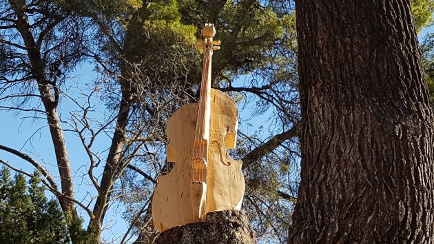 Homenaje a los músicos de Guadalajara a través de un violonchelo esculpido en la madera seca de un pino: Un violonchelo esculpido en madera homenajea a los músicos de Guadalajara Homenaje a los músicos de Guadalajara a través de un violonchelo esculpido en la madera seca de un pino: Un violonchelo esculpido en madera homenajea a los músicos de Guadalajara