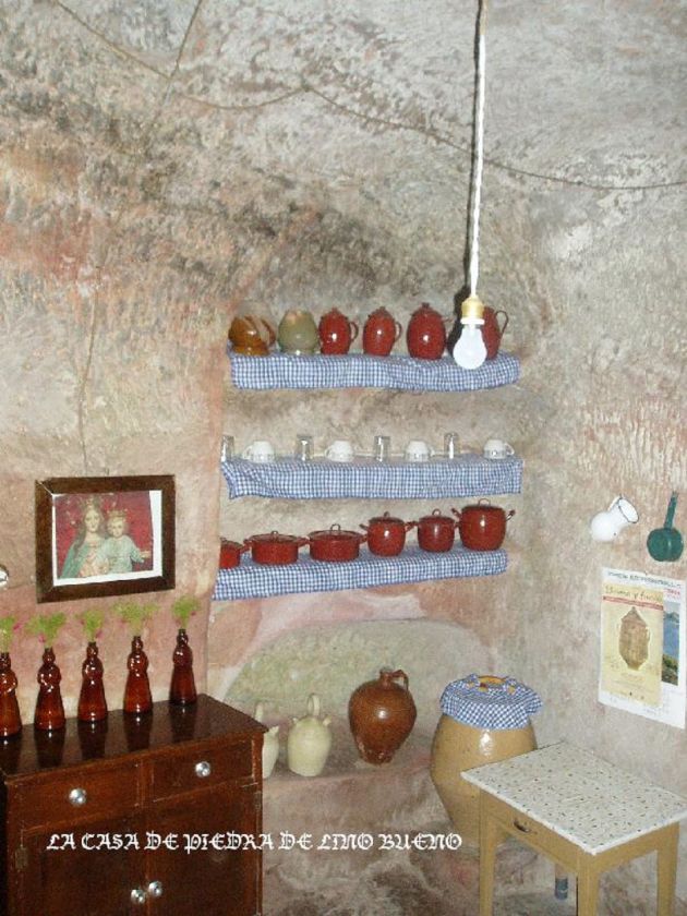 Interior de la Casa de Piedra de Alcolea. Interior de la Casa de Piedra de Alcolea.