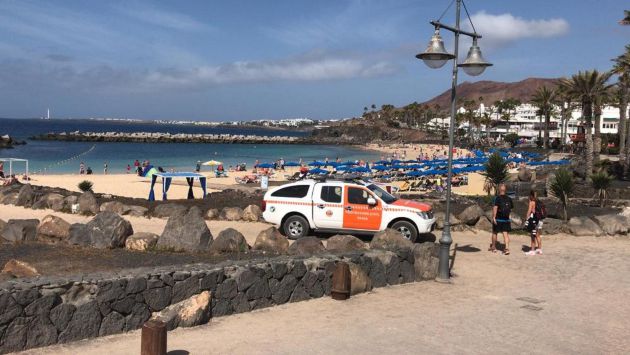 Voluntarios de Protección Civil de Yaiza en Playa Dorada. Voluntarios de Protección Civil de Yaiza en Playa Dorada.