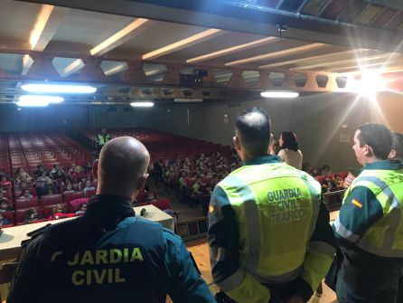 A pesar de su corta edad, los estudiantes estuvieron muy atentos a las explicaciones de los agentes A pesar de su corta edad, los estudiantes estuvieron muy atentos a las explicaciones de los agentes