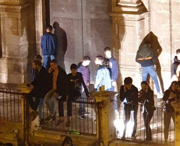 Gente orinando en la fachada de la iglesia de los Santos Juanes en Valencia Gente orinando en la fachada de la iglesia de los Santos Juanes en Valencia