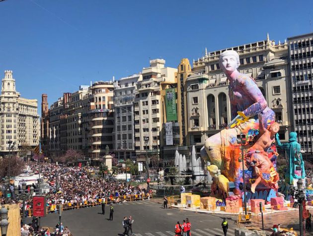 Miles de personas abarrotan Valencia en Fallas Miles de personas abarrotan Valencia en Fallas