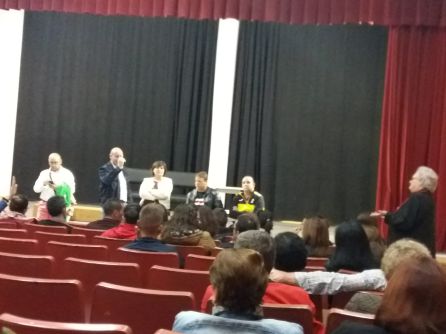 Momento de la reunión de alcalde y concejales con los vecinos del Barrio de las Palmeras Momento de la reunión de alcalde y concejales con los vecinos del Barrio de las Palmeras