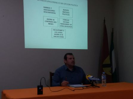Momento de la exposición de algunos de los temas municipales Momento de la exposición de algunos de los temas municipales