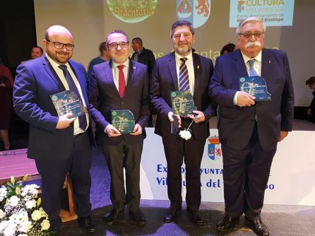 Ildefonso Alcalá, segundo por la izquierda, con otros premiados Ildefonso Alcalá, segundo por la izquierda, con otros premiados