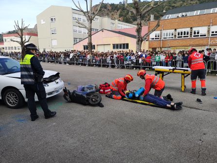 Sanitarios de Cruz Roja atendiendo a uno de los accidentados en un momento del Simulacro. Sanitarios de Cruz Roja atendiendo a uno de los accidentados en un momento del Simulacro.