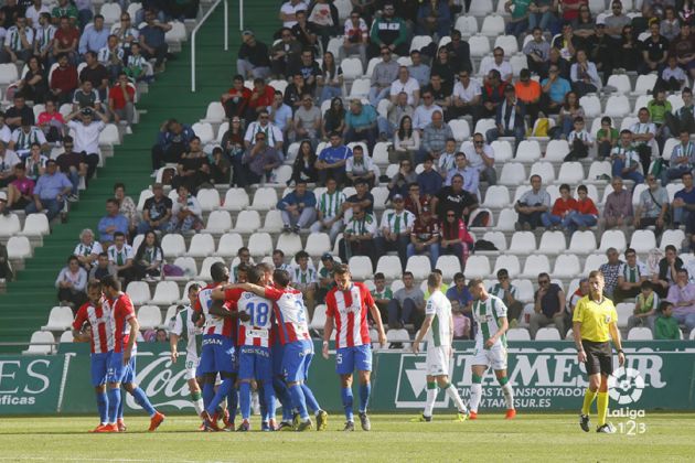 Los jugadores del Sporting celebran el primer gol. Los jugadores del Sporting celebran el primer gol.