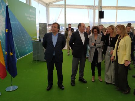 El presidente de la Junta y el de Iberdrola con otras autoridades El presidente de la Junta y el de Iberdrola con otras autoridades