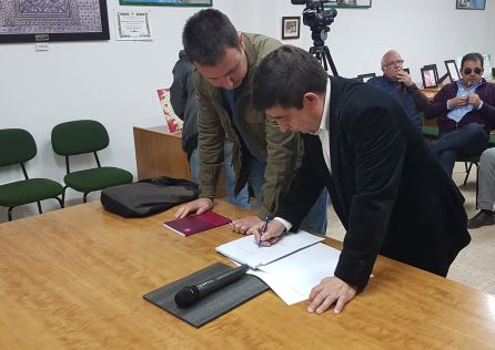 Daniel Campos y Francisco Reyes revisan documentos en una reunión Daniel Campos y Francisco Reyes revisan documentos en una reunión