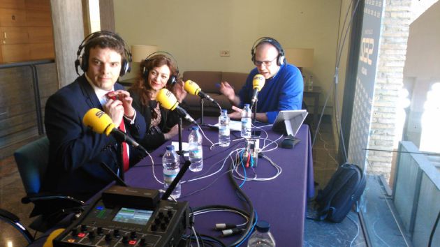 El investigador Alberto Jiménez Schumacher y la cantante Carmen París también han pasado por los micrófonos de Radio Zaragoza El investigador Alberto Jiménez Schumacher y la cantante Carmen París también han pasado por los micrófonos de Radio Zaragoza
