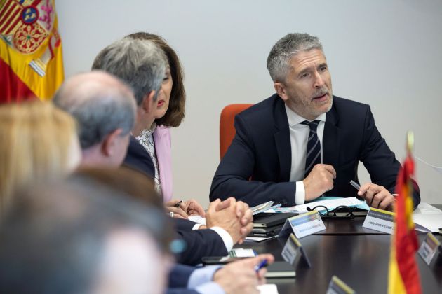 El ministro del Interior, Fernando Grande-Marlaska, ha afirmado hoy sobre la polémica por los lazos amarillos en edificios públicos de Cataluña que el Gobierno central "seguirá las indicaciones" de la Junta Electoral Central (JEC), pues en caso contrario quizás lo que haría es "extralimitarse". momentos antes de presidir una reunión plenaria sobre inmigración en el Estrecho y mar de Alborán en Málaga El ministro del Interior, Fernando Grande-Marlaska, ha afirmado hoy sobre la polémica por los lazos amarillos en edificios públicos de Cataluña que el Gobierno central "seguirá las indicaciones" de la Junta Electoral Central (JEC), pues en caso contrario quizás lo que haría es "extralimitarse". momentos antes de presidir una reunión plenaria sobre inmigración en el Estrecho y mar de Alborán en Málaga