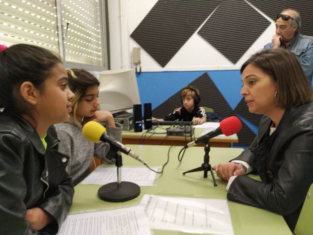 Isabel AMbrosio siendo entrevistada por alumnas y alumnos del Colegio Duque de Rivas Isabel AMbrosio siendo entrevistada por alumnas y alumnos del Colegio Duque de Rivas