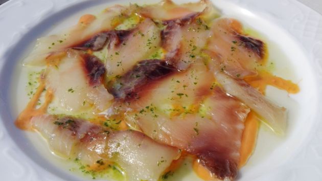 Mojama de albur sobre salmorejo Mojama de albur sobre salmorejo