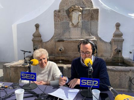 Mari León, vecina de la plaza de la Fuenseca y José María Martín Mari León, vecina de la plaza de la Fuenseca y José María Martín