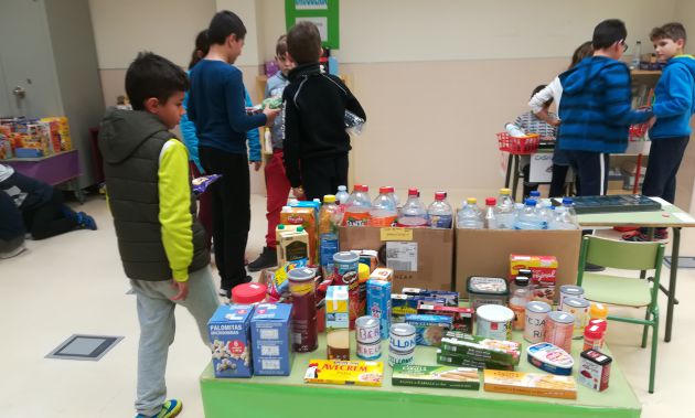Todos los alumnos del colegio pasan por el aula-supermercado. Todos los alumnos del colegio pasan por el aula-supermercado.
