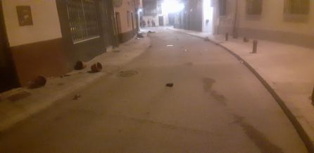 Trasladado en ambulancia el hombre que ha arrojado enseres de su vivienda a la vía pública Trasladado en ambulancia el hombre que ha arrojado enseres de su vivienda a la vía pública