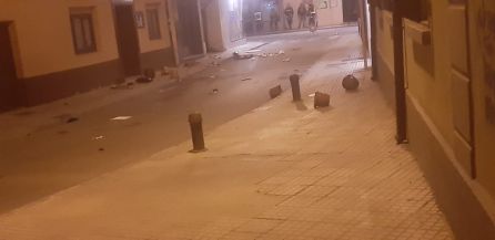 Trasladado en ambulancia el hombre que ha arrojado enseres de su vivienda a la vía pública Trasladado en ambulancia el hombre que ha arrojado enseres de su vivienda a la vía pública