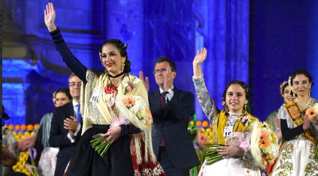 Isabel López y Candela Sánchez saludan al público tras ser elegidas Reinas de la Huerta 2.019 Isabel López y Candela Sánchez saludan al público tras ser elegidas Reinas de la Huerta 2.019