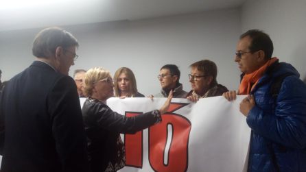 Ximo Puig y Ana Barceló conversando con la plataforma por la defensa de la sanidad pública de la Marina Alta. Ximo Puig y Ana Barceló conversando con la plataforma por la defensa de la sanidad pública de la Marina Alta.