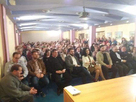En salón de actos repleto de público En salón de actos repleto de público