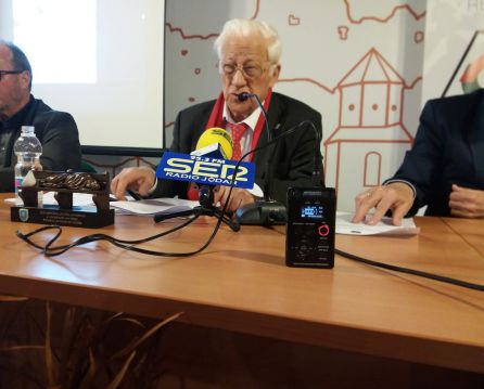 Momento de la intervención del Padre Ángel Momento de la intervención del Padre Ángel