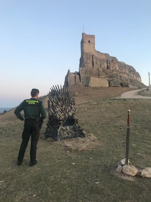 Juego de Tronos en Atienza. Se instala junto al castillo de Atienza un trono a tamaño real para promocionar la nueva temporada: Juego de Tronos en Atienza (Guadalajara) Juego de Tronos en Atienza. Se instala junto al castillo de Atienza un trono a tamaño real para promocionar la nueva temporada: Juego de Tronos en Atienza (Guadalajara)