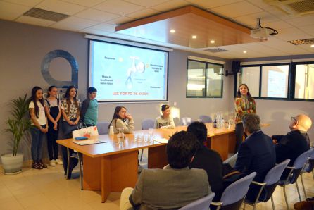 Alumnos del Vicente Tena explicando su estudio sobre las fuentes públicas. Alumnos del Vicente Tena explicando su estudio sobre las fuentes públicas.