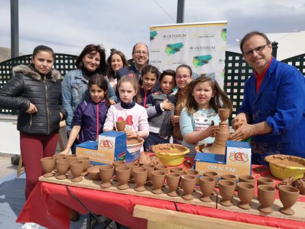 Algunos de los niños y niñas participantes en el taller de artesanía Algunos de los niños y niñas participantes en el taller de artesanía