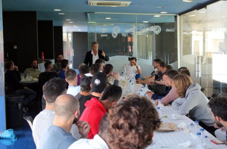 Programa de deportes de Alicante: Cano: "El Hércules tiene más virtudes que defectos y a un gran entrenador" Programa de deportes de Alicante: Cano: "El Hércules tiene más virtudes que defectos y a un gran entrenador"