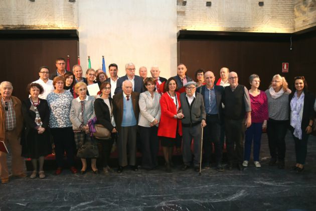 Familiares de funcionarios represaliados tras recibir los certificados del ministerio de Justicia Familiares de funcionarios represaliados tras recibir los certificados del ministerio de Justicia
