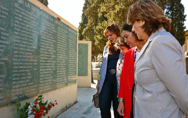 Autoridades en los Muros de la Memoria del Cementerio de la Salud Autoridades en los Muros de la Memoria del Cementerio de la Salud