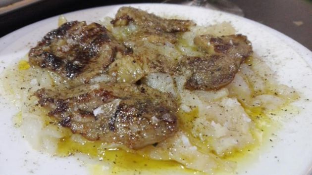 Porrón, cebollas de las Fuentes del Ebro asadas con foie Porrón, cebollas de las Fuentes del Ebro asadas con foie