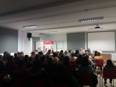Vista general, que muestra la gran asistencia de mujeres Vista general, que muestra la gran asistencia de mujeres