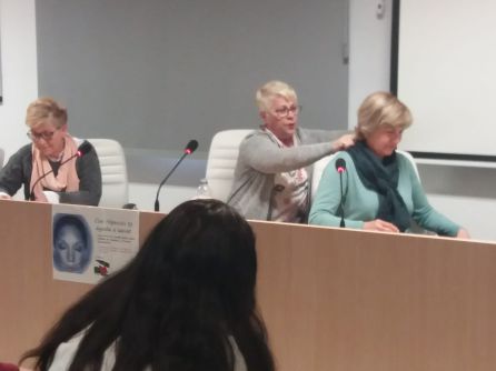 Momento en el que la conferenciante explica unmo de los ejercicios Momento en el que la conferenciante explica unmo de los ejercicios