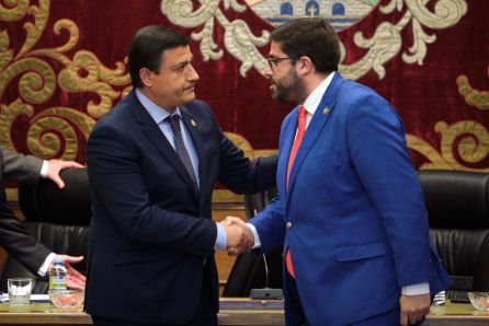 El nuevo presidente de la Diputación de Ávila, Carlos García (i), y el hasta hoy presidente, Jesús Manuel Sánchez Cabrera (d), se saludan al finalizar la sesión extraordinaria celebrada hoy para debatir la moción de censura El nuevo presidente de la Diputación de Ávila, Carlos García (i), y el hasta hoy presidente, Jesús Manuel Sánchez Cabrera (d), se saludan al finalizar la sesión extraordinaria celebrada hoy para debatir la moción de censura