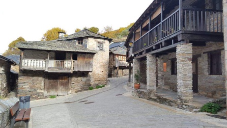 Casas de la localidad berciana de Peñalba de Santiago Casas de la localidad berciana de Peñalba de Santiago